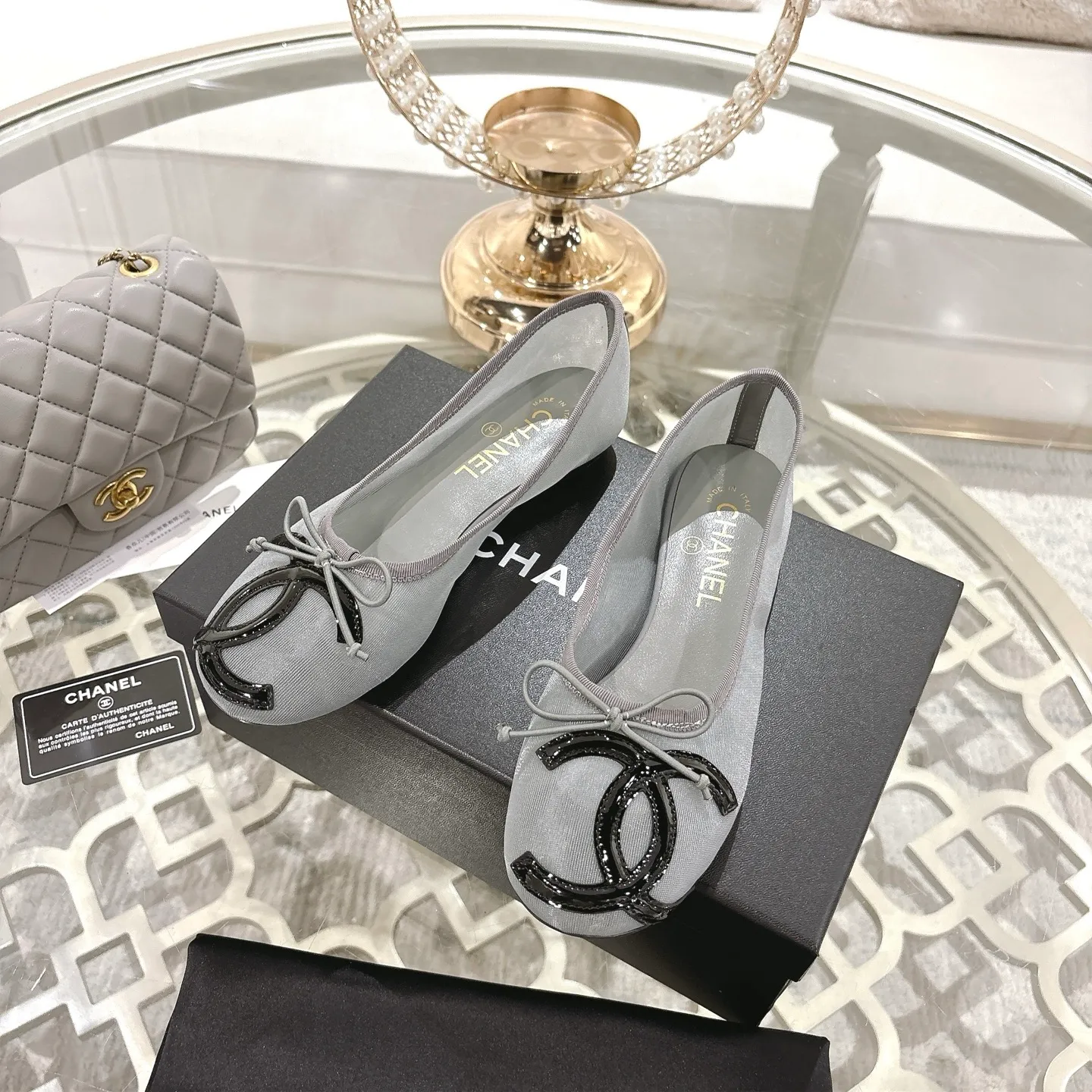 👟👟Ex-factory price 520👟👟 Mesh [purchase-level quality] CHANEL Xiaoxiang 25/A new summer bow-tie shoes 💃 This pair of "dancing shoes" is really breathtakingly beautiful! Made of cowhide fabric + exquisite electric embroidery, every detail exudes a sense of high-end ~ classic bow design, Italian genuine leather sole, comfortable and elegant on the feet, a perfect must-have for fairies!  🌟 All counters are from the same source! All materials are customized according to the original 1:1, and are developed and patterned from genuine products. The quality is absolutely assured ~ a classic that must be bought every year, a versatile artifact that looks great whether paired with skirts or jeans!  💖 The perfect finishing touch for summer outfits, sisters, just do it! 👉 Fabric: Imported sheepskin Lining: Imported sheepskin Outsole: Private molded outsole Size: 35-40